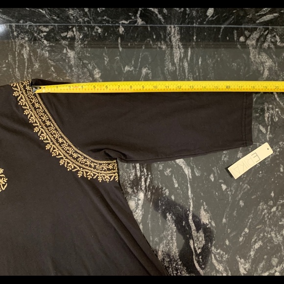 💥NWT💥 Tunic Top with Gold Embroidery and Beads - Picture 5 of 8